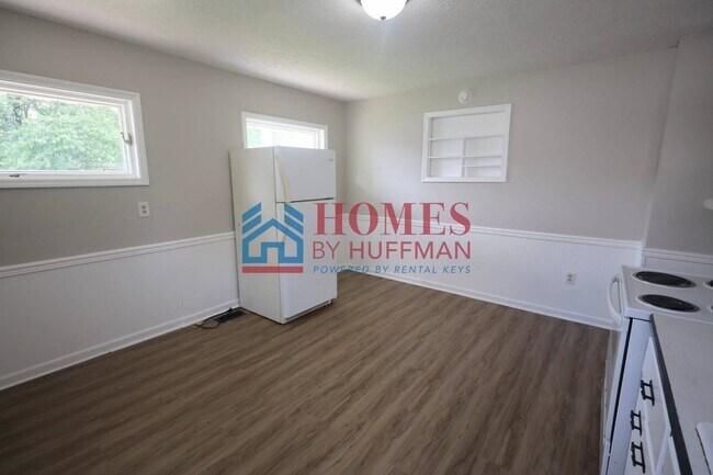 Building Photo - Two Bedroom House | Detached Garage