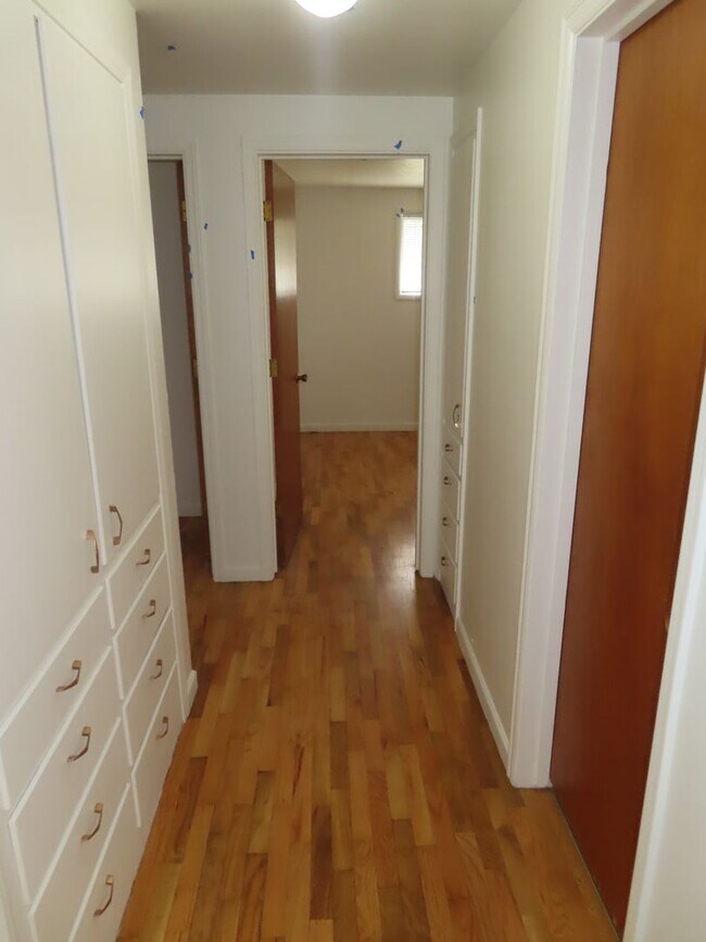 Building Photo - 3 Bed/ 1.5 Bath 60's Vintage Charmer in th...