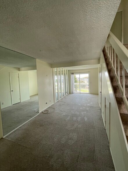 Building Photo - 259 S Ventura Rd