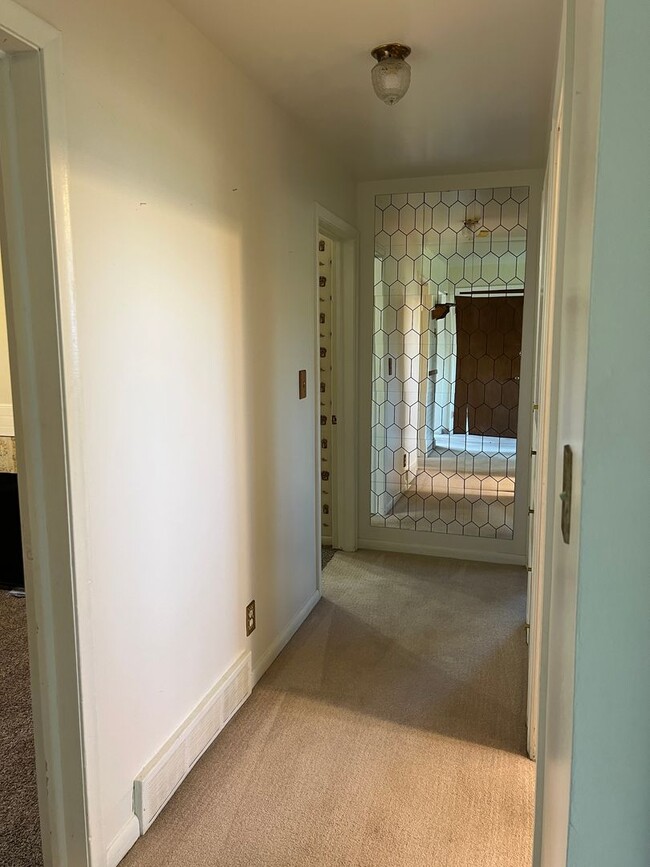 Building Photo - Charming 4-Bed, 1.5-Bath Home on the Outsk...
