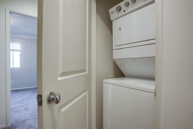 Building Photo - Beautiful 4 Bedroom Townhome! Built in 202...