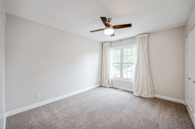 Building Photo - Gorgeous & Spacious Lincolshire Townhouse ...