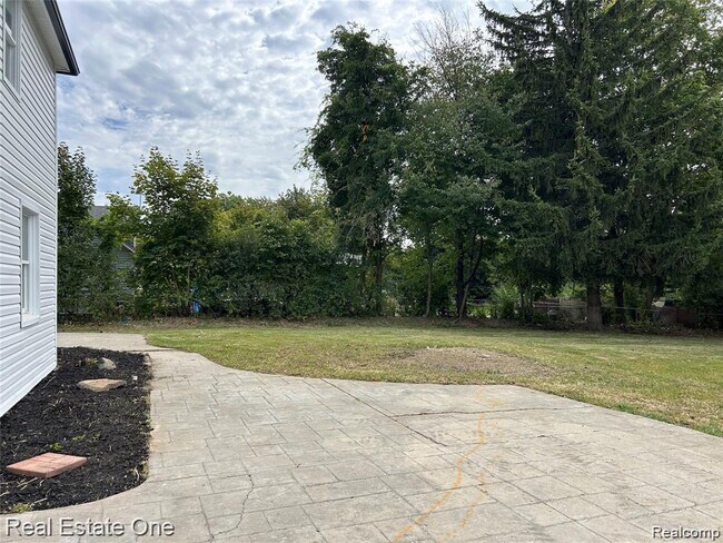 Building Photo - 51275 W Seven Mile Rd