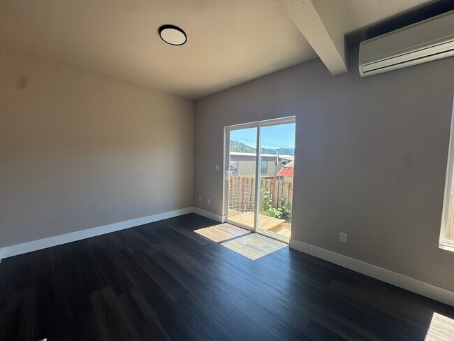 Building Photo - Modern 3 bedroom townhouse