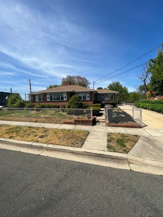 Primary Photo - Amazing 6 Bedroom 2 Bathroom home with dual driveways