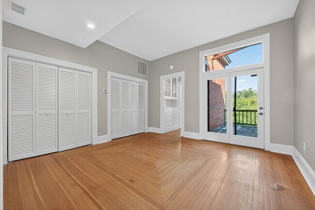 Flat 101 Dining Room - Grandview Apartments