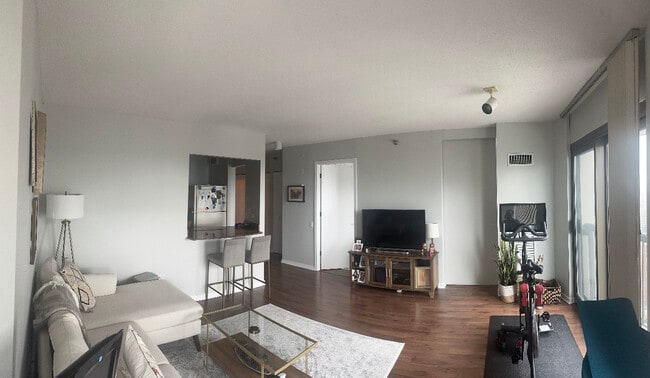 Building Photo - 400 N La Salle Dr