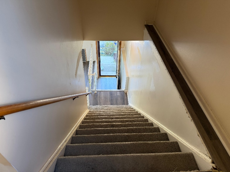 Building Photo - 235 Vista Dr