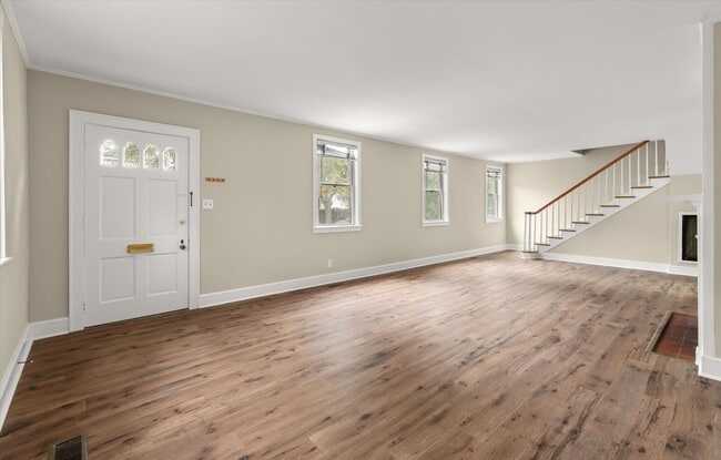 Building Photo - Harleston Village 3 Bed/2.5 Bath Gem Avail...