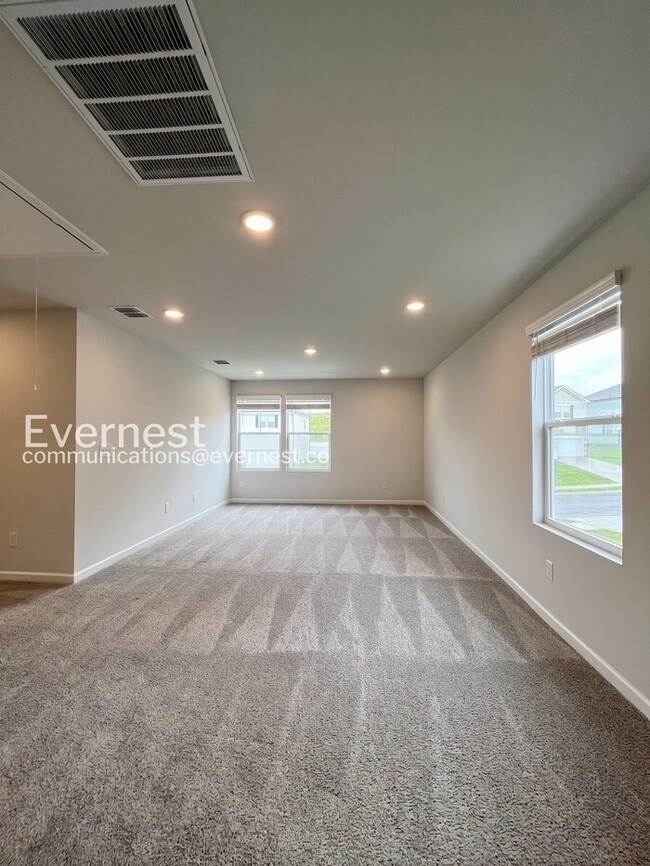 Building Photo - 4 Bed/3 Bath Home with Fenced Yard / Pet-Friendly / Available Now!
