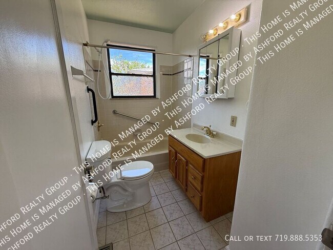 Building Photo - 1220 E San Rafael St