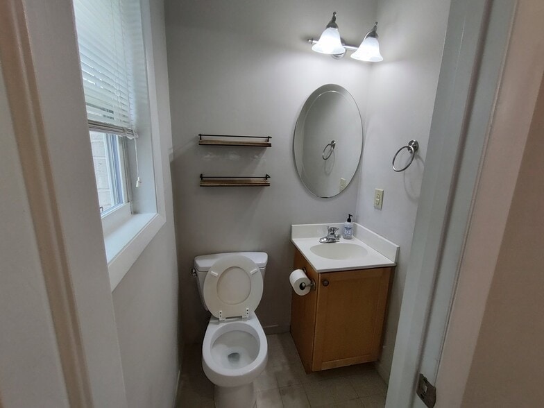 Building Photo - 908 Athens Dr