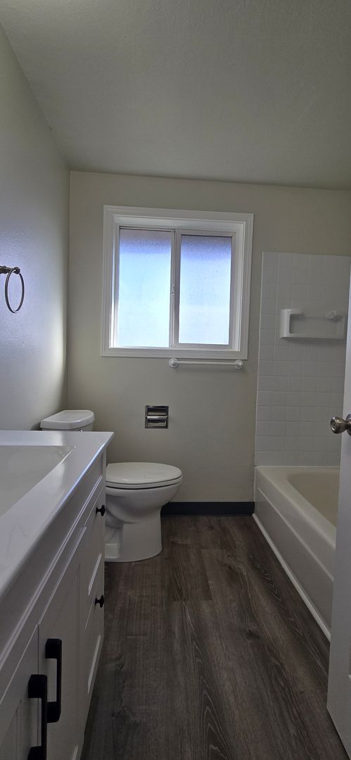 Building Photo - Fully Remodeled 2 Bedroom Townhome!
