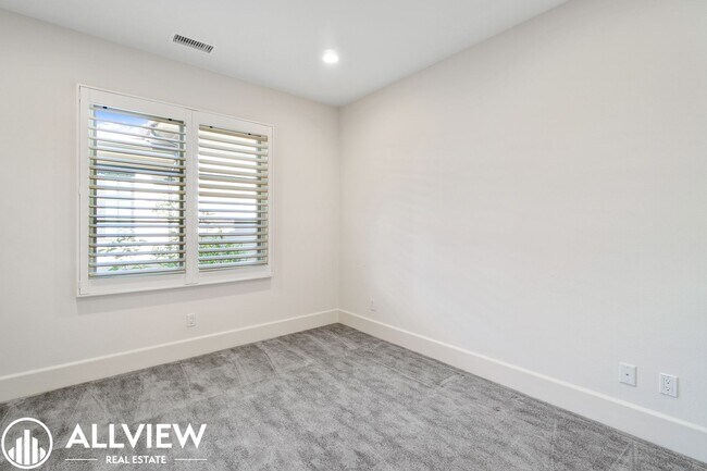 Building Photo - Luxurious and Rare 5 Bed 5.5 Bath Located ...