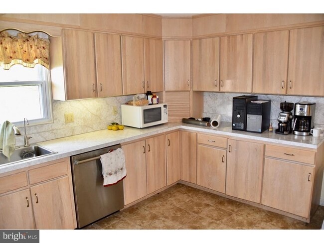 Building Photo - 911 Grings Hill Rd