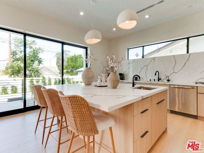 Building Photo - 5929 Hesperia Ave