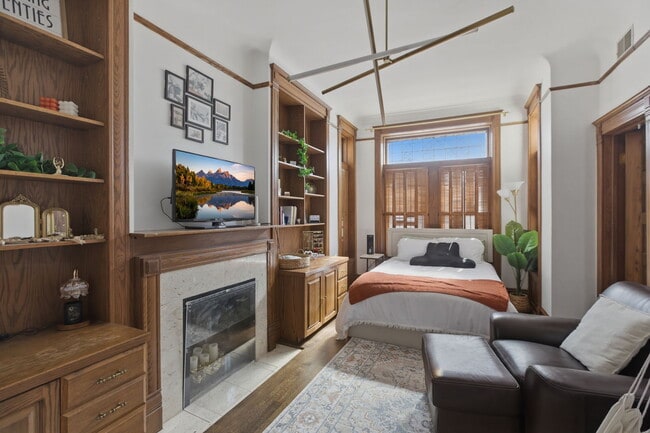 Building Photo - 850 W Oakdale Ave