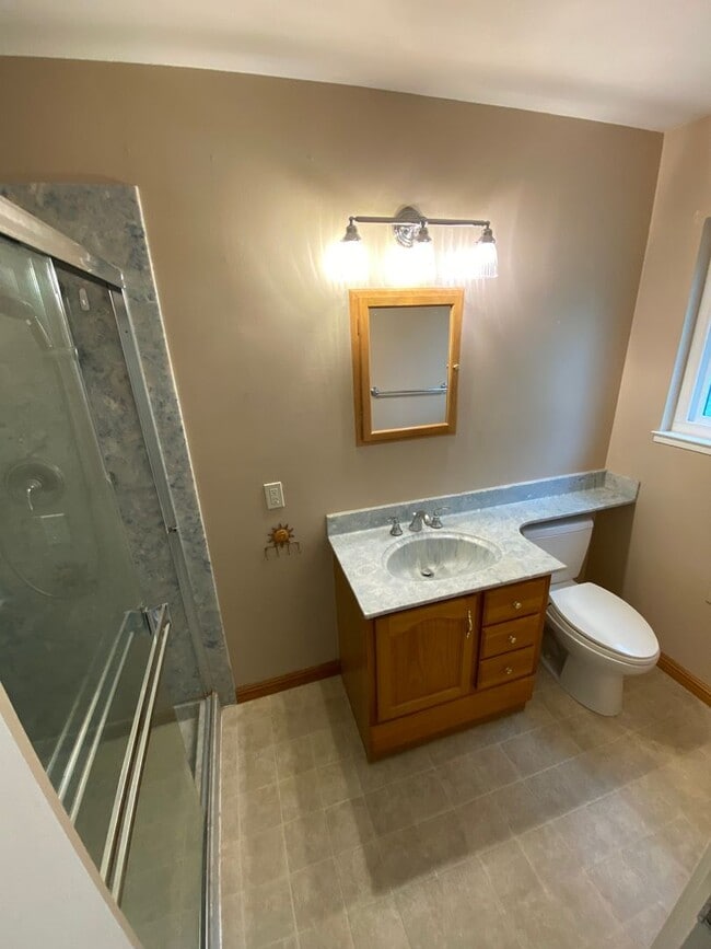 Building Photo - Well maintained 3 bed 2 bath home in Thousand Oaks neighborhood available!