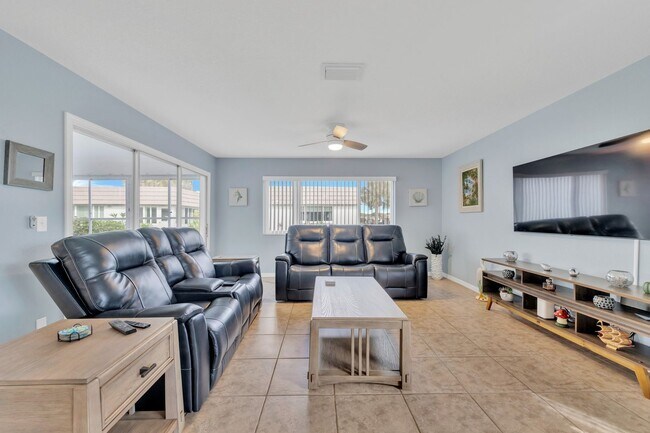 Building Photo - Annual furnished 2 bed/2 bath Villa in Sarasota close to Siesta Key!