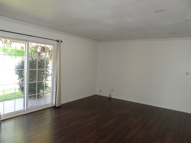 Building Photo - Classic & clean 3 bedroom 1.5 bath 1 story home