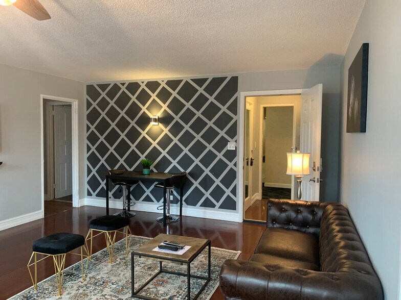 Building Photo - 300 W Peachtree St NW