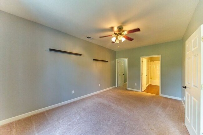Building Photo - Wonderful 2 bedroom 2 bath Condo End Unit ...