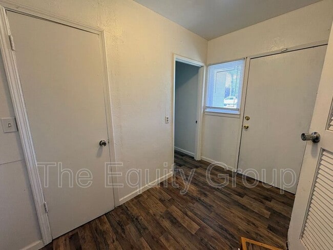 Building Photo - 495 N Perry Ave