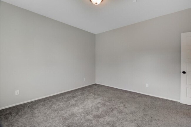Building Photo - Don't miss this Top Notch 4 Bedroom, Beaut...