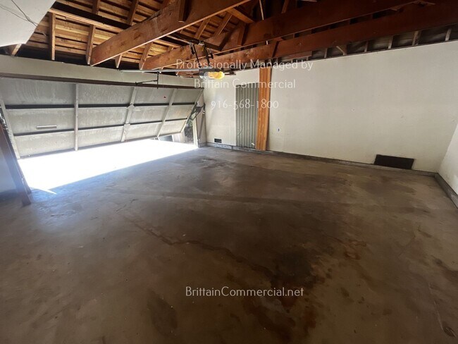 Building Photo - 6531 Lake Park Dr