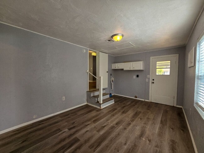 Building Photo - Cute 2 or 3 bedroom 1 bath near OBU