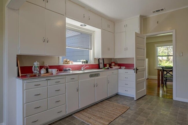 Building Photo - Charming Home next to Co-Op