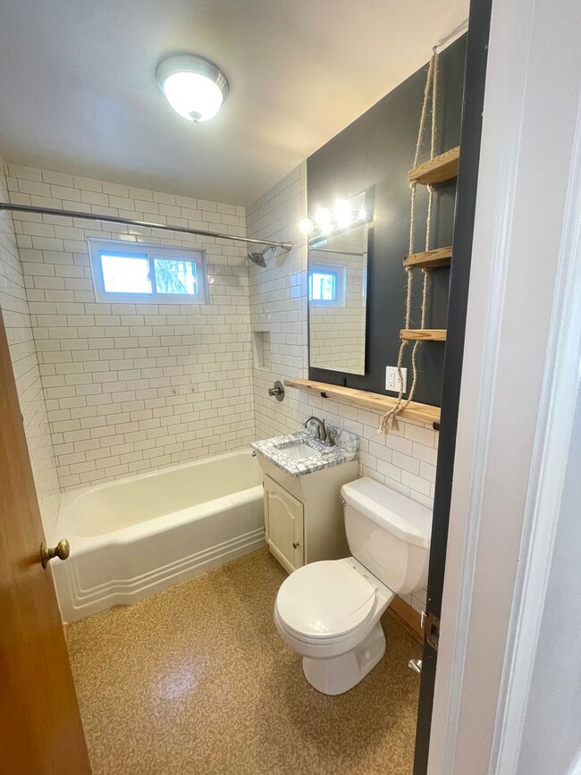 Building Photo - SHORT TERM LEASE TO MAY - 3 Bedroom, 2 Bat...