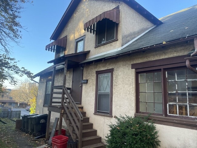 Building Photo - Charming Neighborhood Student House