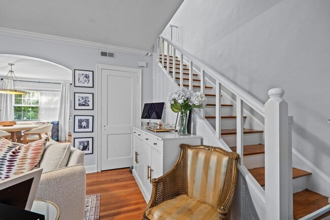 Building Photo - Downtown Townhouse Available 1 Nov 25!