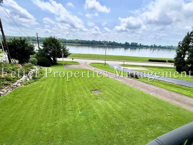 Building Photo - Riverfront Living with Mid-Century Flair