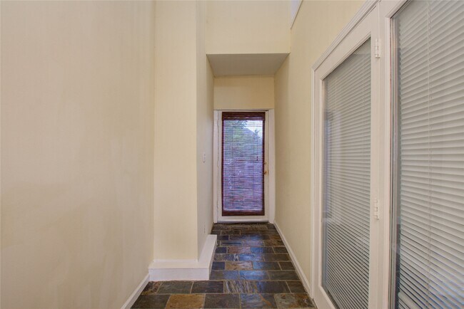 Building Photo - 5313 Palmetto St