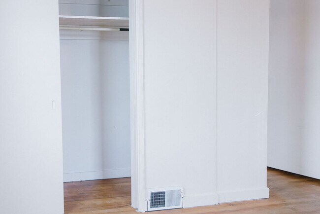 Building Photo - 114 Thompson St