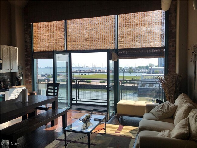 Building Photo - 401 W Shoreline Dr