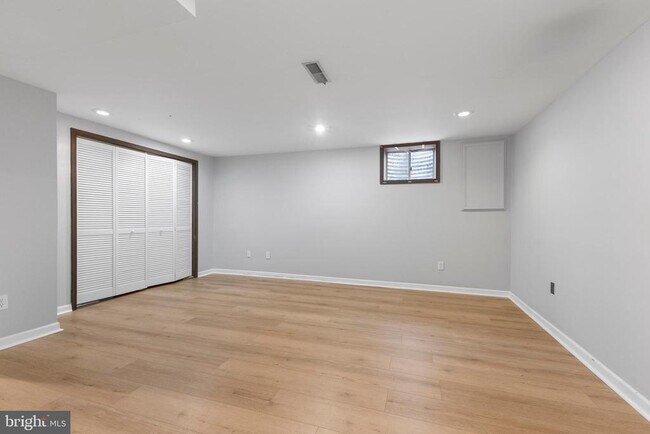 Building Photo - 2813 Cambridge Dr