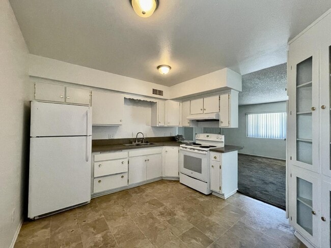 Building Photo - Large yard, 2 bed 1 bath home