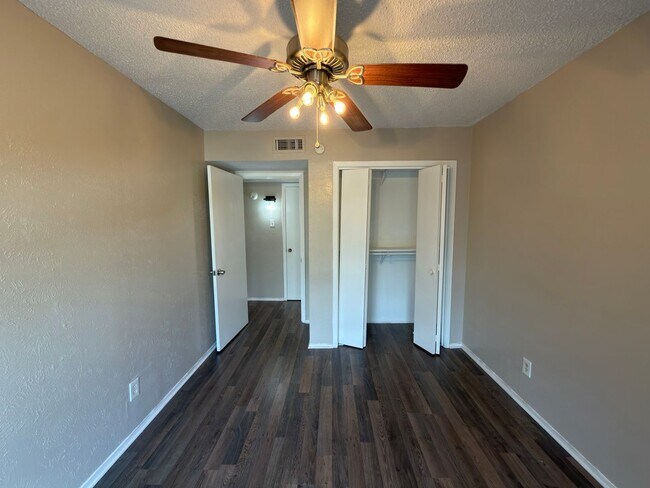 Building Photo - 358 Valley Park Dr