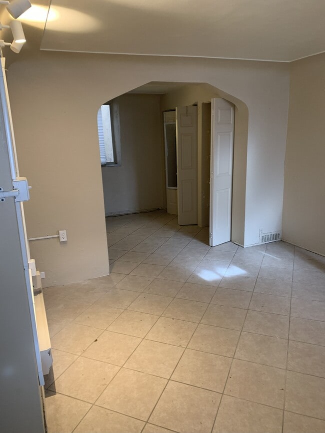 Building Photo - 2009 N Vine St