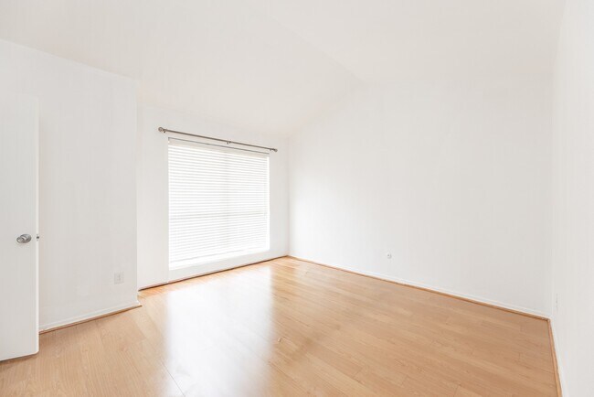 Building Photo - 2120 Wilcrest Dr