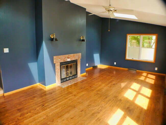 Building Photo - 9337 S Richmond Ave