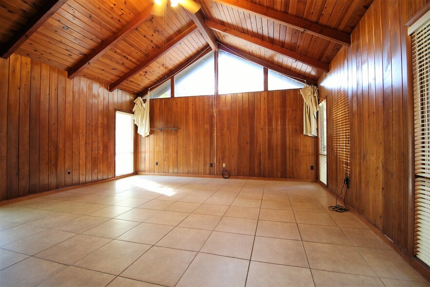 Vaulted Great Room - 21 NW 21st St