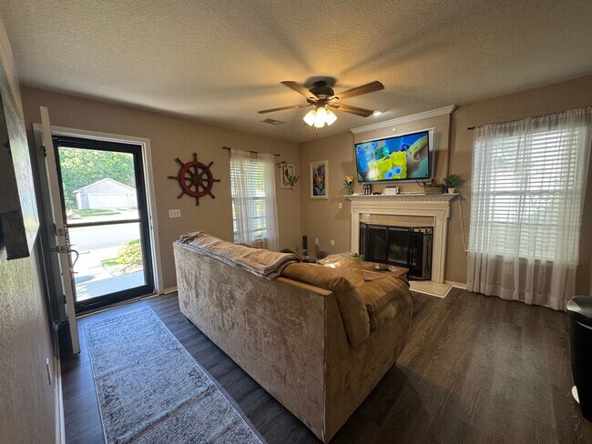 Building Photo - Three Bedroom Two Bathroom Available in Okatie!