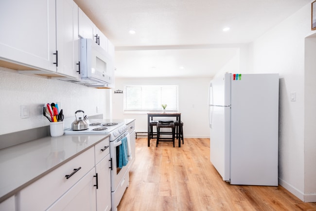 Building Photo - 600 E 8th St