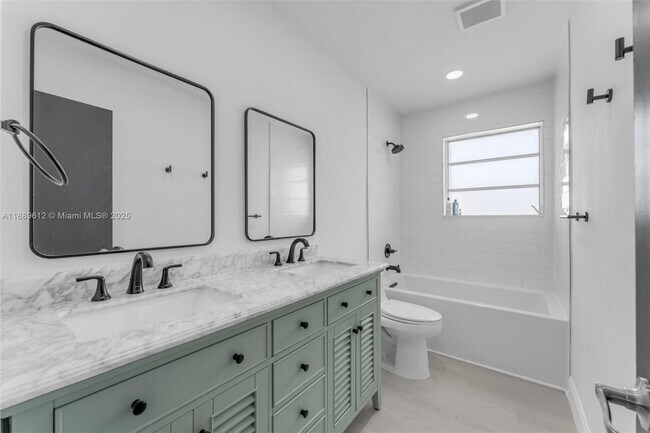 Building Photo - 4400 SW 89th Ave