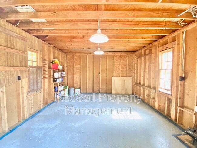 Building Photo - 3928 Oak Dr E