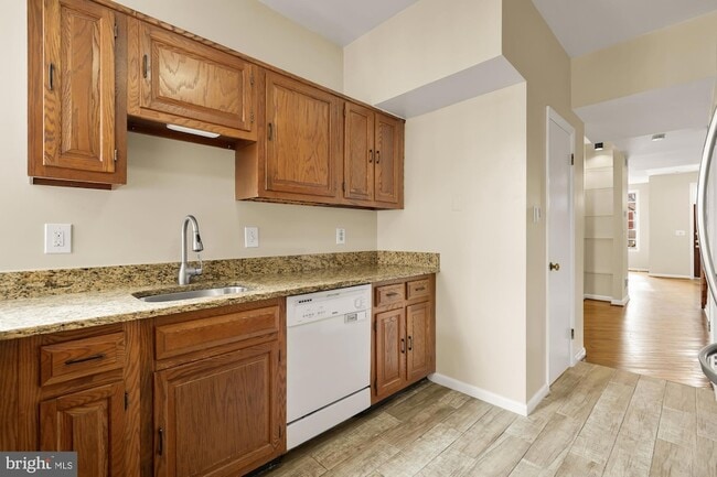 Building Photo - 650 E Street NE Unit A